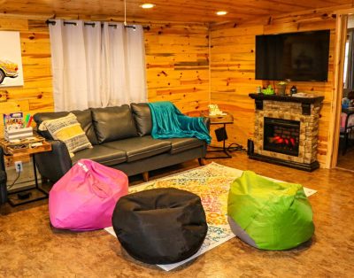Cozy cabin, hot tub, pet friendly by Higgins Lake
